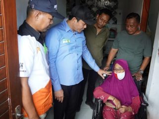 Subandi Turun Langsung ke Krian, Serahkan Kursi Roda dan Siapkan Bedah RTLH Pasca Lebaran