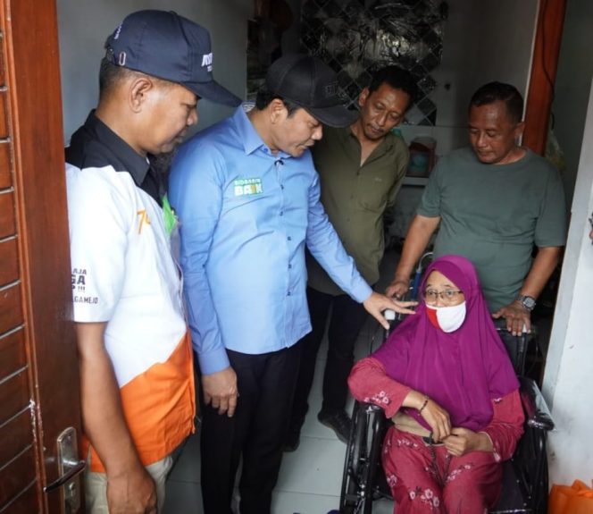 
					Subandi Turun Langsung ke Krian, Serahkan Kursi Roda dan Siapkan Bedah RTLH Pasca Lebaran