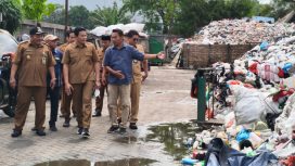 Tinjau TPST Desa Gede, Subandi: Pengelolaan Sampah Bisa Tekan Pengangguran