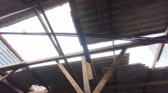 Rumah Warga Sedati Diterjang Puting Beliung, Subandi Turun Tangan: Atap Diperbaiki, Anak Korban Diberi Beasiswa