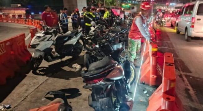 Rem Blong, Truk Box Tabrak 10 Kendaraan di Exit Tol Bawen