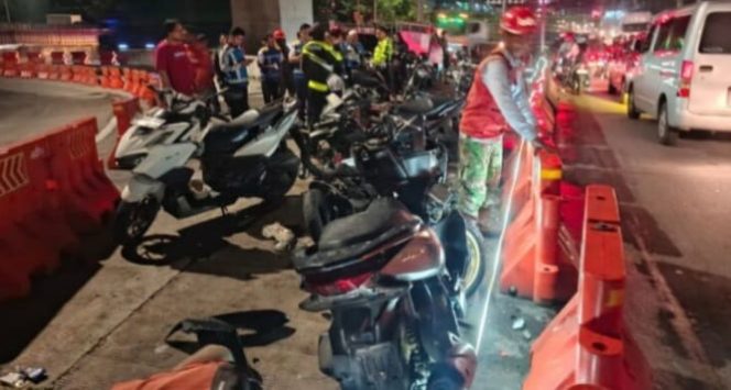 
					Rem Blong, Truk Box Tabrak 10 Kendaraan di Exit Tol Bawen