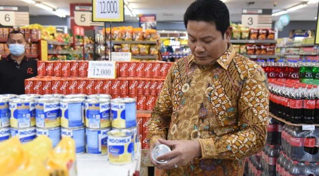 Sidak Jelang Lebaran, Bupati Subandi Pastikan Stok Aman dan Harga Sembako Stabil di Sidoarjo