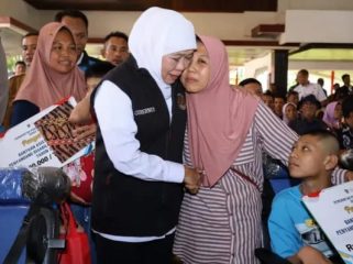 Khofifah Salurkan Bantuan Rp8,7 Miliar ke Nganjuk, Sasar Lansia, Disabilitas hingga Penguatan Desa