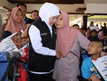 Khofifah Salurkan Bantuan Rp8,7 Miliar ke Nganjuk, Sasar Lansia, Disabilitas hingga Penguatan Desa