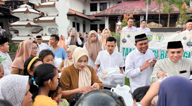 Ketua DPRD Jepara Pimpin Langsung Pembagian Takjil untuk Masyarakat