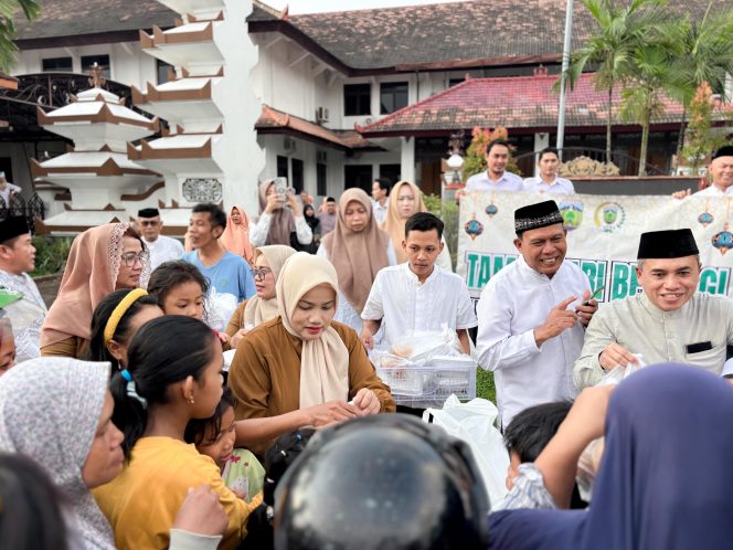 
					Ketua DPRD Jepara Pimpin Langsung Pembagian Takjil untuk Masyarakat