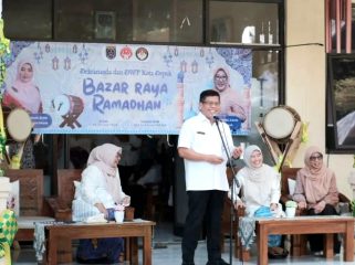Sekretaris Daerah (Sekda) Kota Depok, Mangnguluang Mansur membuka acara Bazar Raya Ramadan tahun 2026 di Halaman Dekranasda Kota Depok.  (dok.Diskominfo Depok)