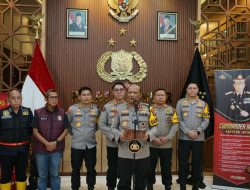 Polda Jatim saat konpres dan Pastikan Situasi Terkendali dan Tidak Ada Korban Jiwa