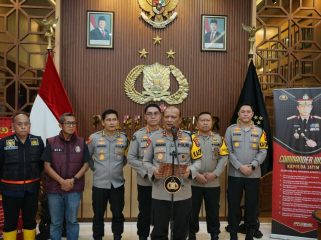 Polda Jatim saat konpres dan Pastikan Situasi Terkendali dan Tidak Ada Korban Jiwa