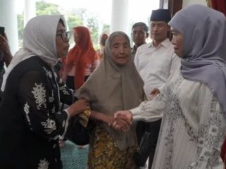 Riyayan di Grahadi Diserbu Warga, Khofifah Indar Parawansa Ajak Perkuat Kebersamaan dan Ekonomi Rakyat