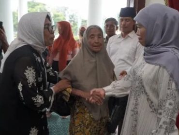 Riyayan di Grahadi Diserbu Warga, Khofifah Indar Parawansa Ajak Perkuat Kebersamaan dan Ekonomi Rakyat