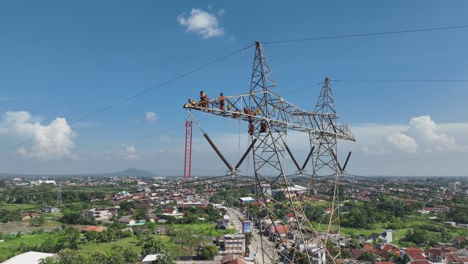
					Jaga Keandalan Sistem, PLN Laksanakan Pergantian Isolator SUTET 500 kV Suralaya–Balaraja Tanpa Padam