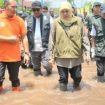 Khofifah Turun Langsung Tinjau Banjir di Pasuruan, Bawa Bantuan dan Siapkan Solusi Jangka Panjang