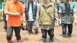 Khofifah Turun Langsung Tinjau Banjir di Pasuruan, Bawa Bantuan dan Siapkan Solusi Jangka Panjang