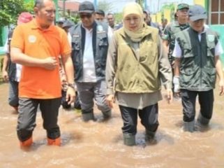Khofifah Turun Langsung Tinjau Banjir di Pasuruan, Bawa Bantuan dan Siapkan Solusi Jangka Panjang