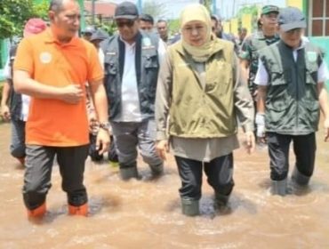 Khofifah Turun Langsung Tinjau Banjir di Pasuruan, Bawa Bantuan dan Siapkan Solusi Jangka Panjang