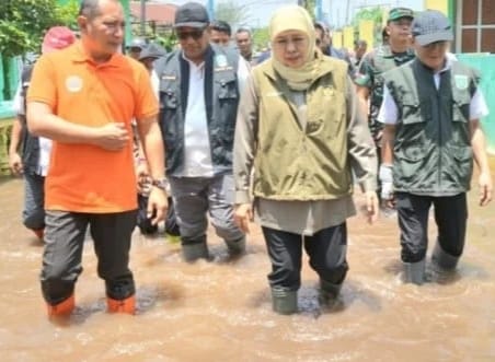 Khofifah Turun Langsung Tinjau Banjir di Pasuruan, Bawa Bantuan dan Siapkan Solusi Jangka Panjang