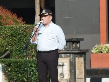 Sekretaris Daerah (Sekda) Kota Depok, Mangnguluang Mansur menjadi pembina apel ASN.