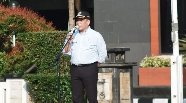 Sekretaris Daerah (Sekda) Kota Depok, Mangnguluang Mansur menjadi pembina apel ASN.