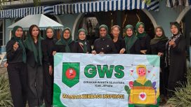 Kepedulian Organisasi Gerakan Wanita Sejahtera (GWS) turun ke jalan untuk membagikan takjil gratis kepada masyarakat dan pengguna jalan di depan Cafe Resto dan Bakery Pengkol Jepara, Rabu (11/3/2026)