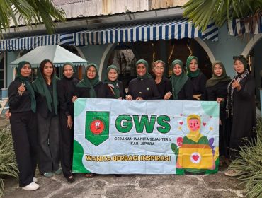 Kepedulian Organisasi Gerakan Wanita Sejahtera (GWS) turun ke jalan untuk membagikan takjil gratis kepada masyarakat dan pengguna jalan di depan Cafe Resto dan Bakery Pengkol Jepara, Rabu (11/3/2026)