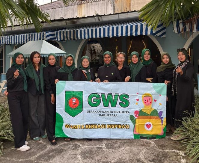 
					Kepedulian Organisasi Gerakan Wanita Sejahtera (GWS) turun ke jalan untuk membagikan takjil gratis kepada masyarakat dan pengguna jalan di depan Cafe Resto dan Bakery Pengkol Jepara, Rabu (11/3/2026)