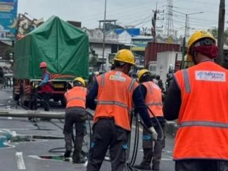 Reklame Roboh Hantam Jaringan Listrik di Taman Sidoarjo, PLN Turunkan 63 Personel Lakukan Pemulihan