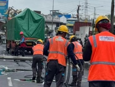 Reklame Roboh Hantam Jaringan Listrik di Taman Sidoarjo, PLN Turunkan 63 Personel Lakukan Pemulihan
