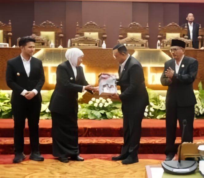 
					DPRD Jatim Bahas LKPj 2025, Khofifah Paparkan Capaian dan Tekankan Transparansi