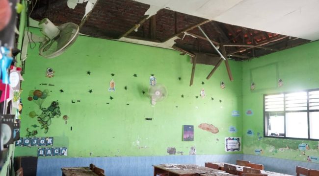 Bupati Subandi Tinjau SDN Sidokepung yang Atapnya Ambruk, Pemkab Siapkan Solusi Cepat dan Jangka Panjang