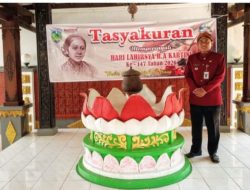 Camat Mayong, Muh. Taufik saat berkunjung ke Monumen ari-ari Raden Ajeng Kartini