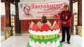 Camat Mayong, Muh. Taufik saat berkunjung ke Monumen ari-ari Raden Ajeng Kartini