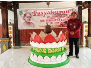 Camat Mayong, Muh. Taufik saat berkunjung ke Monumen ari-ari Raden Ajeng Kartini