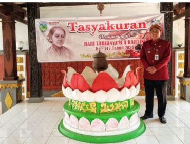 Camat Mayong, Muh. Taufik saat berkunjung ke Monumen ari-ari Raden Ajeng Kartini