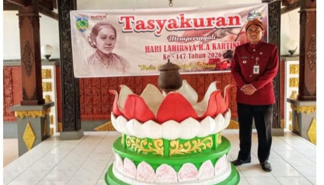 Camat Mayong, Muh. Taufik saat berkunjung ke Monumen ari-ari Raden Ajeng Kartini