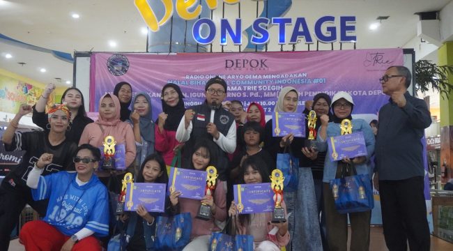 Foto bersama Halalbihalal All Community Indonesia#01 bersama Trie Soegih, di Depok Town Square