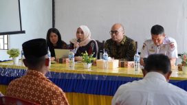 Dokumentasi: Dr. Farah dan tim peneliti Universitas Pertamina saat melakukan pemaparan materi FGD di Kecamatan Batui Selatan, Luwuk, Sulawesi Tengah (2025).