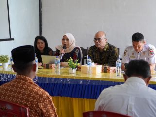 Dokumentasi: Dr. Farah dan tim peneliti Universitas Pertamina saat melakukan pemaparan materi FGD di Kecamatan Batui Selatan, Luwuk, Sulawesi Tengah (2025).