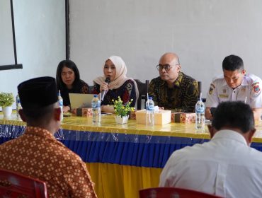Dokumentasi: Dr. Farah dan tim peneliti Universitas Pertamina saat melakukan pemaparan materi FGD di Kecamatan Batui Selatan, Luwuk, Sulawesi Tengah (2025).