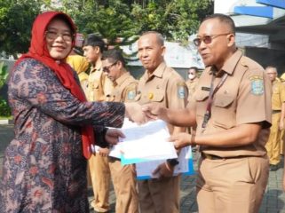 Diskominfo Jatim Serahkan SK Purna Tugas dan Kenaikan Pangkat ASN