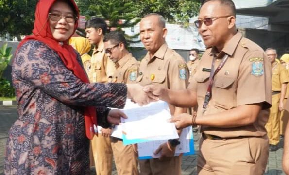 Diskominfo Jatim Serahkan SK Purna Tugas dan Kenaikan Pangkat ASN