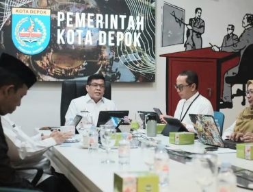 Sekretaris Daerah (Sekda) Kota Depok,  Mangnguluang Mansur, membuka acara sidang kelompok Musrenbang RKPD 2027 secara virtual zoom meeting. (Dok. Diskominfo Depok)