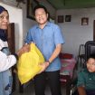 Bupati Sidoarjo Sidak RTLH di Taman, Salurkan Bantuan Sosial dan Jaminan Kesehatan