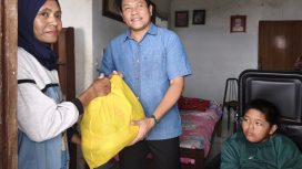 Bupati Sidoarjo Sidak RTLH di Taman, Salurkan Bantuan Sosial dan Jaminan Kesehatan