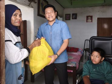 Bupati Sidoarjo Sidak RTLH di Taman, Salurkan Bantuan Sosial dan Jaminan Kesehatan