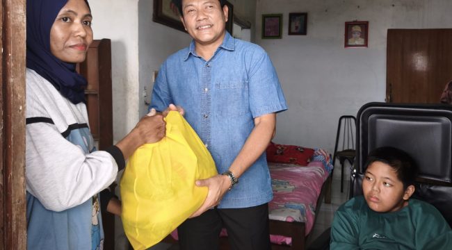 Bupati Sidoarjo Sidak RTLH di Taman, Salurkan Bantuan Sosial dan Jaminan Kesehatan