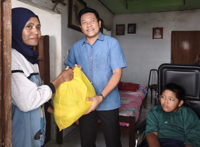 
					Bupati Sidoarjo Sidak RTLH di Taman, Salurkan Bantuan Sosial dan Jaminan Kesehatan