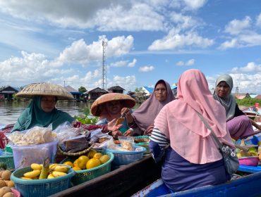 Dok: Dokumentasi observasi lapangan tim riset Universitas Pertamina dalam mengikuti aktivitas harian warga pesisir menggunakan perahu tradisional.