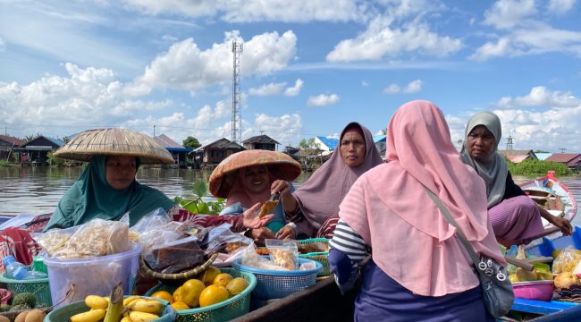 Dok: Dokumentasi observasi lapangan tim riset Universitas Pertamina dalam mengikuti aktivitas harian warga pesisir menggunakan perahu tradisional.